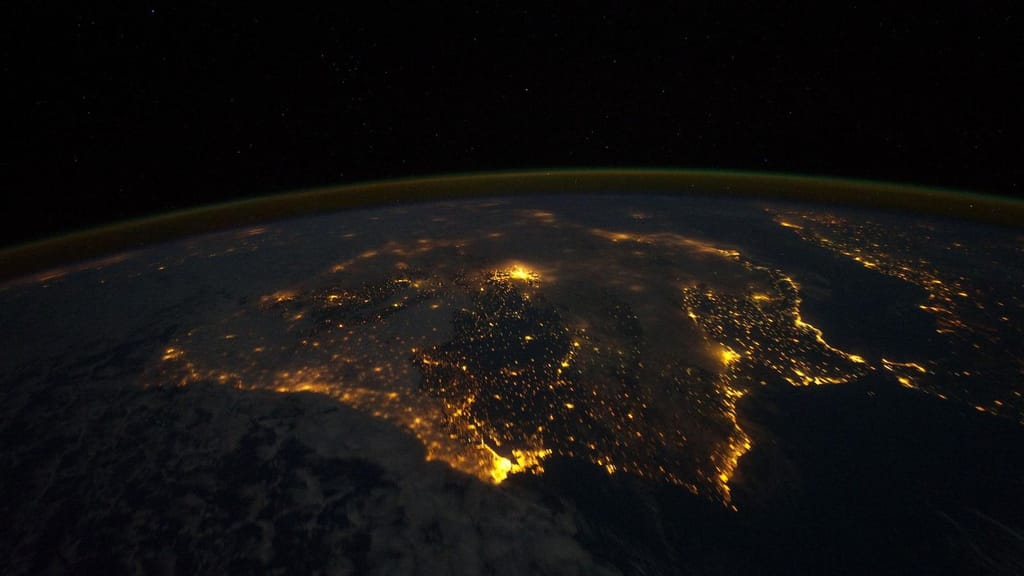 A Península Ibérica à noite vista da Estação Espacial Internacional, com as luzes de Lisboa e do Porto junto à costa